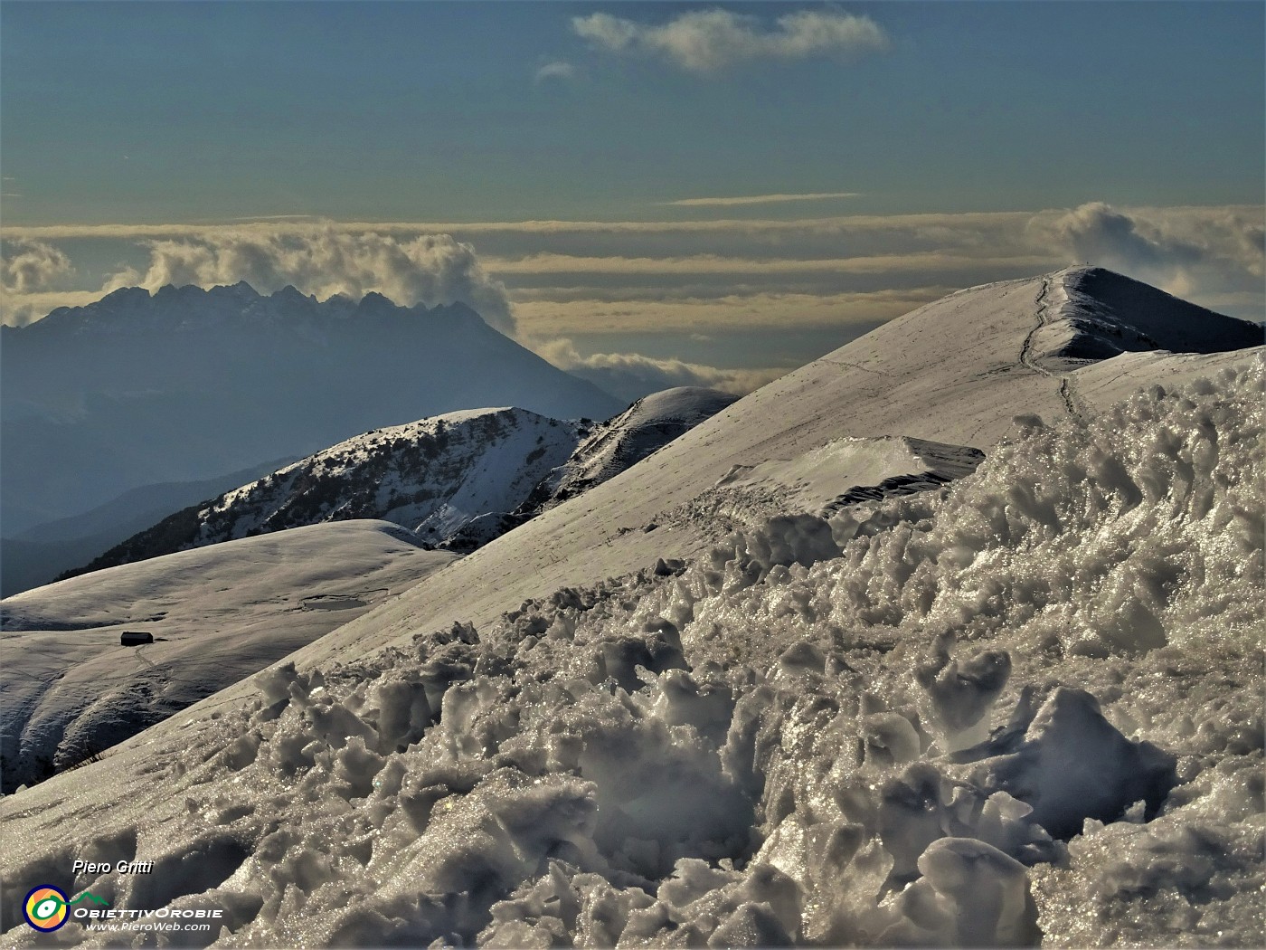 50 Ed ora in cresta pestando neve andiamo in Aralalta (2008 m).JPG